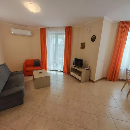 Quiet Corner Apartment *